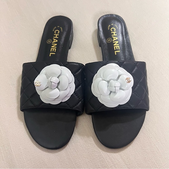 Like CHANEL
Grosgrain Quilted Camellia CC Slides - Picture 2 of 3